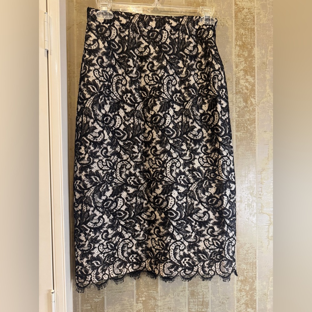 St.‎ John Black and Cream Chantilly lace, Lace Pencil Skirt 24 inch waist